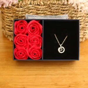 קופסאת תכשיטים עם שרשרת "אני אוהב אותך" ב100 שפות שונות